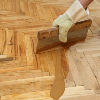 Cirer un parquet stratifié